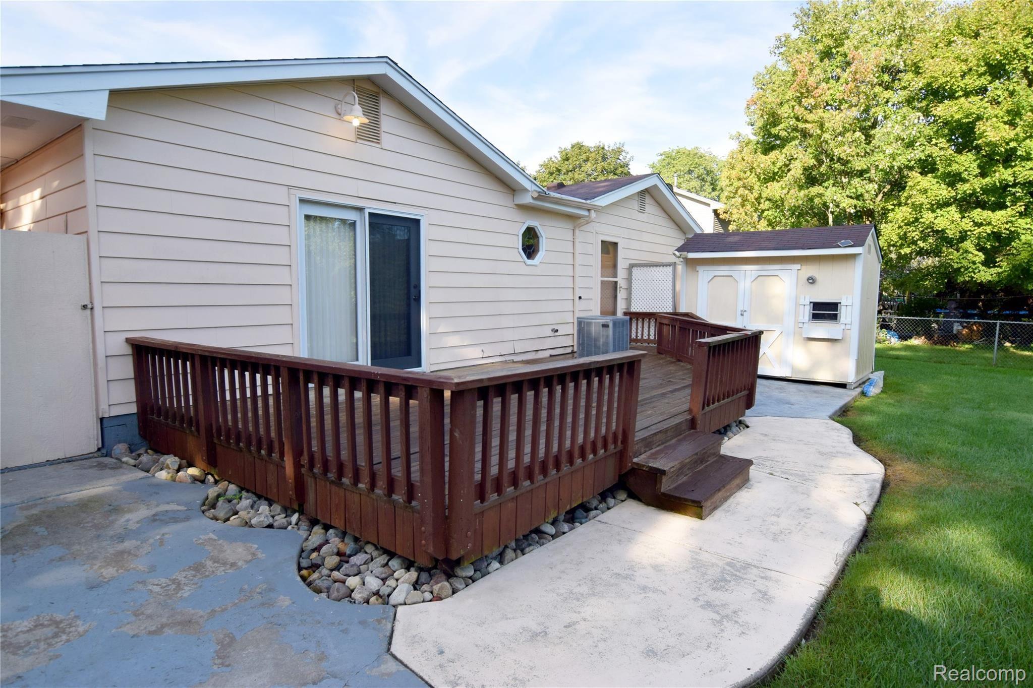 6368 Yorkshire North Riding Road Flint, MI 48532 - Photo 13 of 15 Backyard Deck