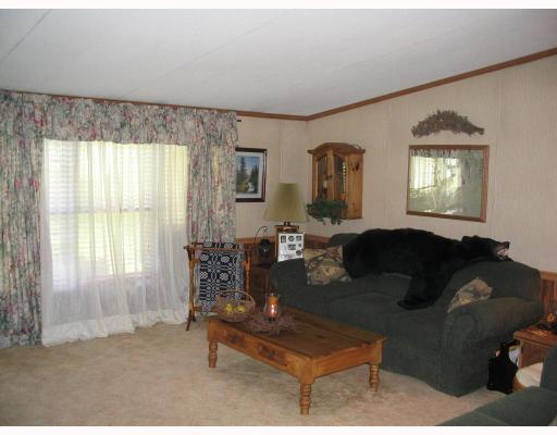 230 Seanor Road Irwin, PA 15642 - Photo 4 of 7 Living Room.