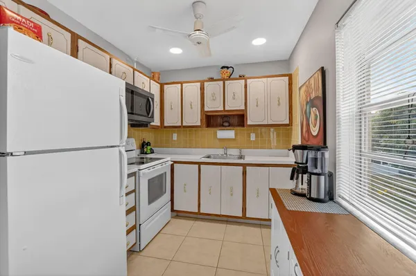 $98,500 | 74 Burgundy B, Delray Beach, FL 33484