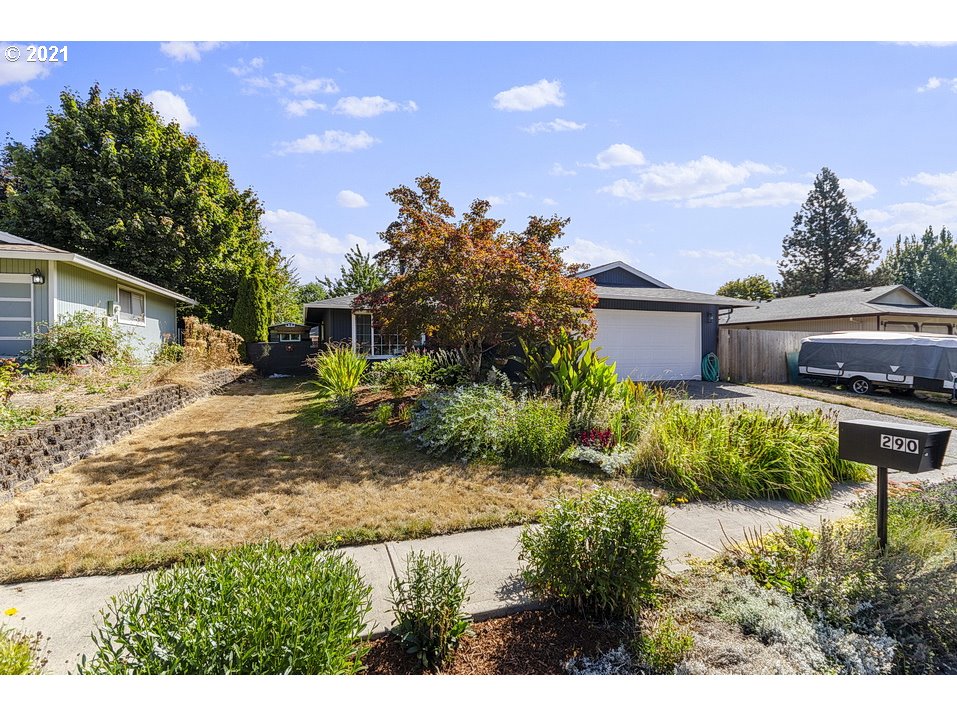 a view of a house with a yard