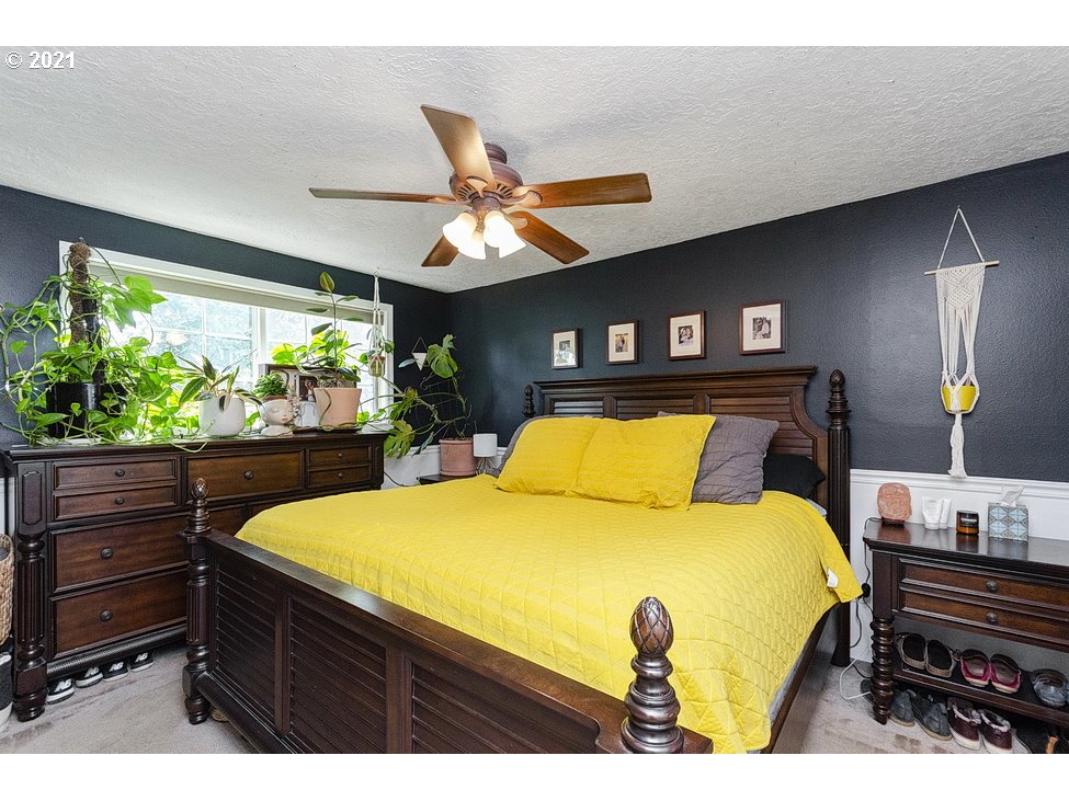 290 Southeast Palmblad Drive Gresham, OR 97080 - Photo 20 of 32 a bed room with a bed and a fish tank