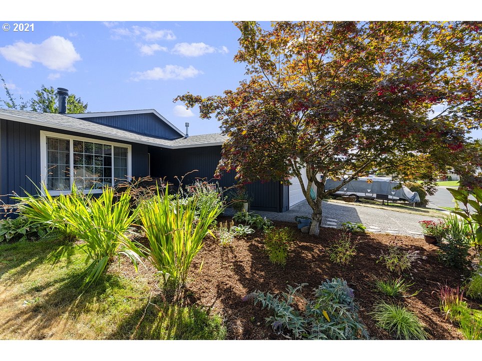 290 Southeast Palmblad Drive Gresham, OR 97080 - Photo 3 of 32 a view of a house with patio next to a yard