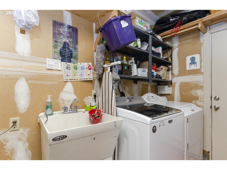290 Southeast Palmblad Drive Gresham, OR 97080 - Photo 24 of 32 a kitchen with a refrigerator and a stove