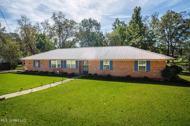 $272,400 | 306 East Court Avenue, Mendenhall, MS 39114