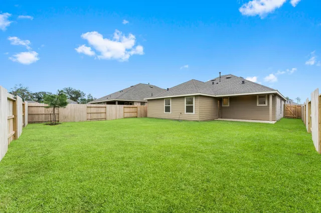 a view of a livingroom with a ceiling fan