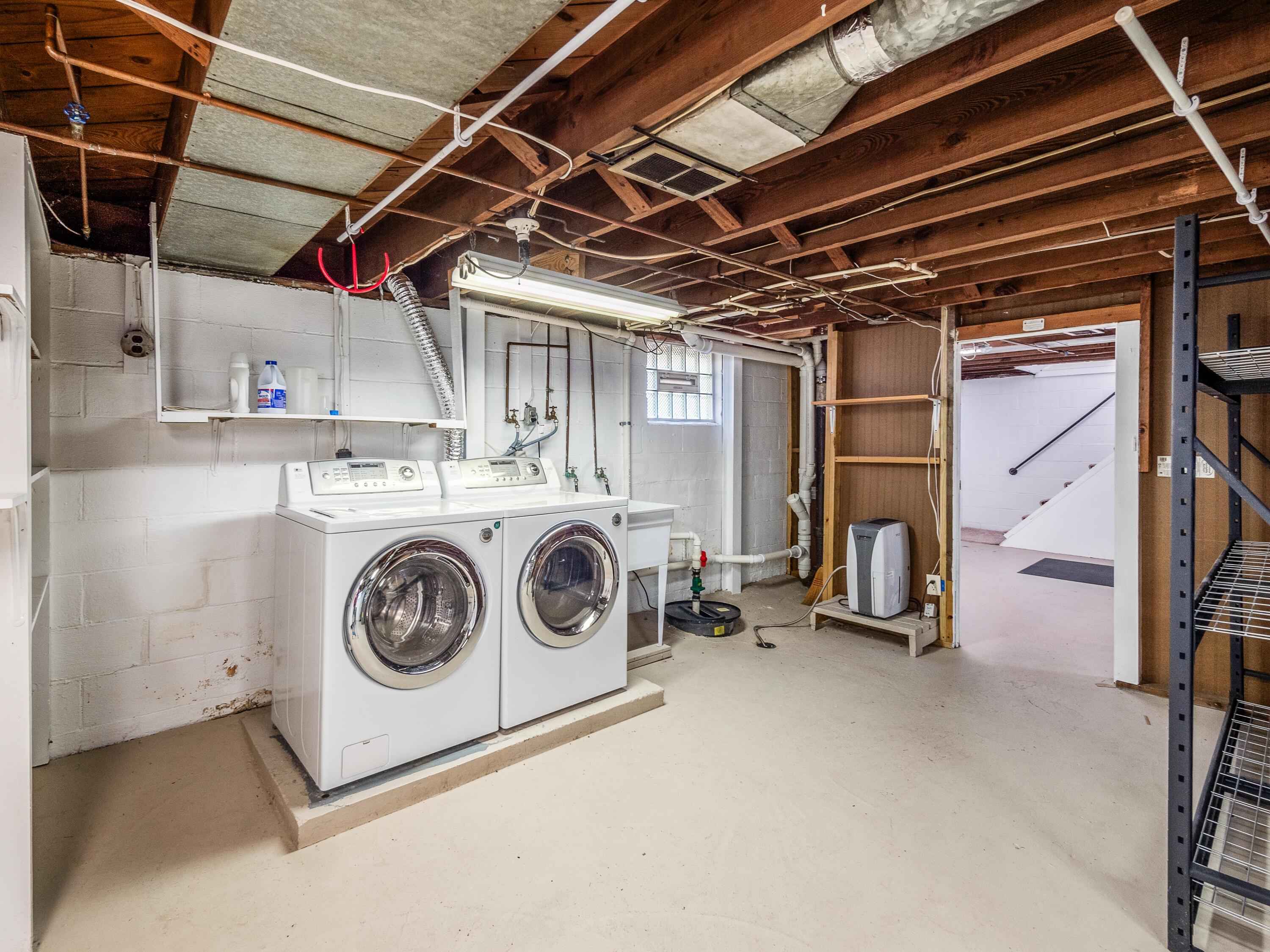 529 Crestview Road Columbus, OH 43202 - Photo 27 of 35 (Washer/dryer do convey.)