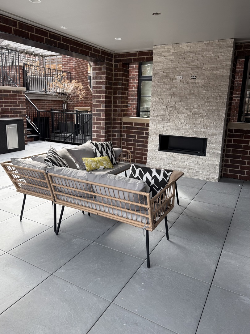 1849 North Mohawk Street, Unit 1 Chicago, IL 60614 - Photo 18 of 33