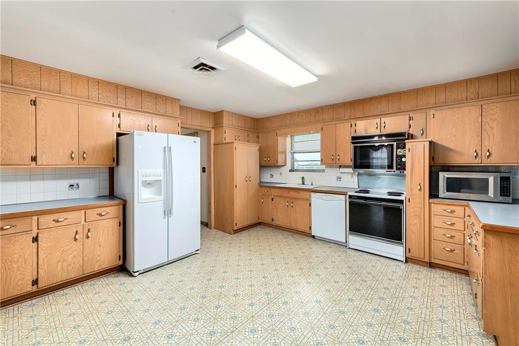 24800 Milton Thompson Road Lee's Summit, MO 64086 - Photo 13 of 53