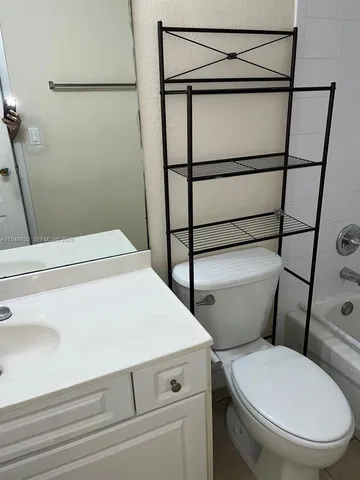 $1,850 | 5221 Geneva Court, Unit 302, Doral, FL 33166