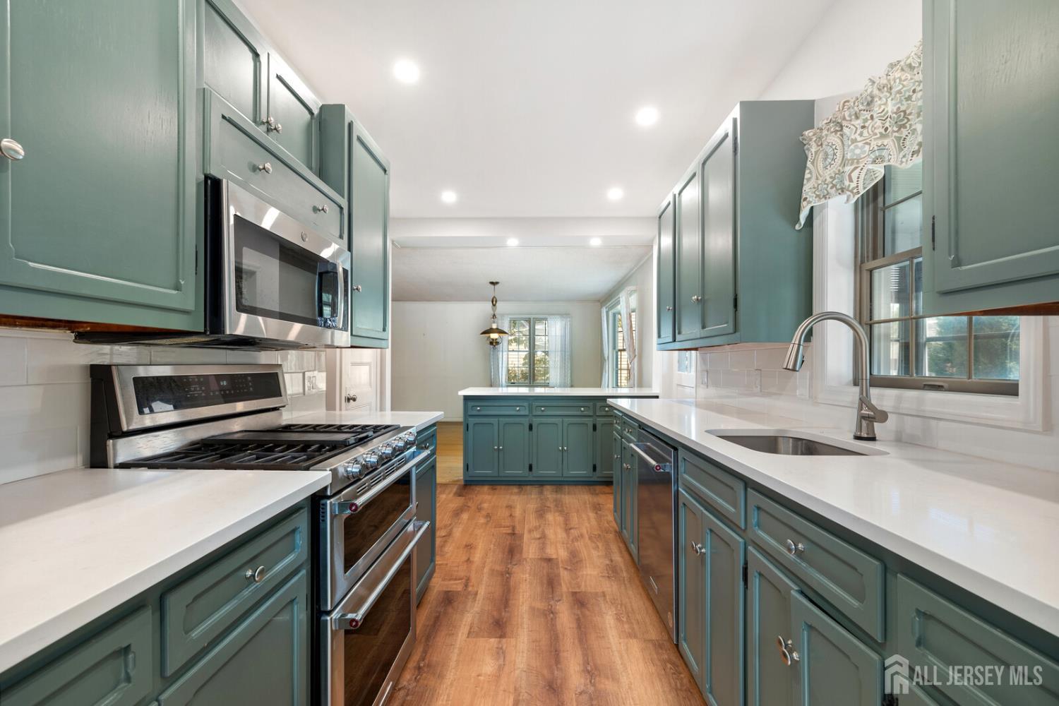 445 Mountain View Terrace Dunellen, NJ 08812 - Photo 3 of 39