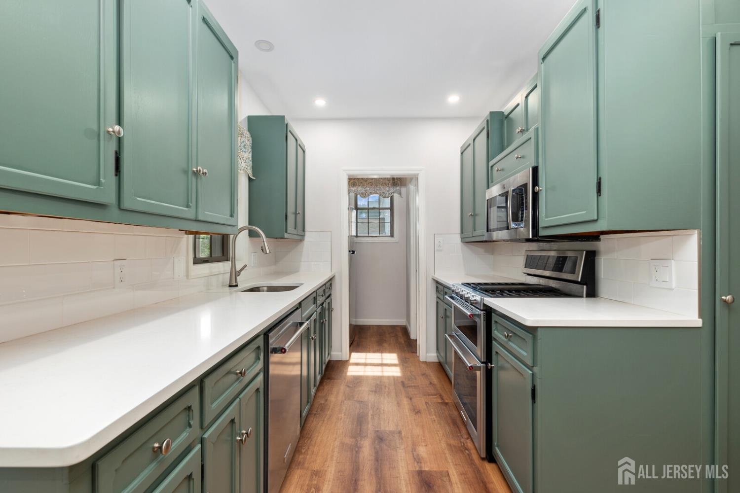 445 Mountain View Terrace Dunellen, NJ 08812 - Photo 4 of 39