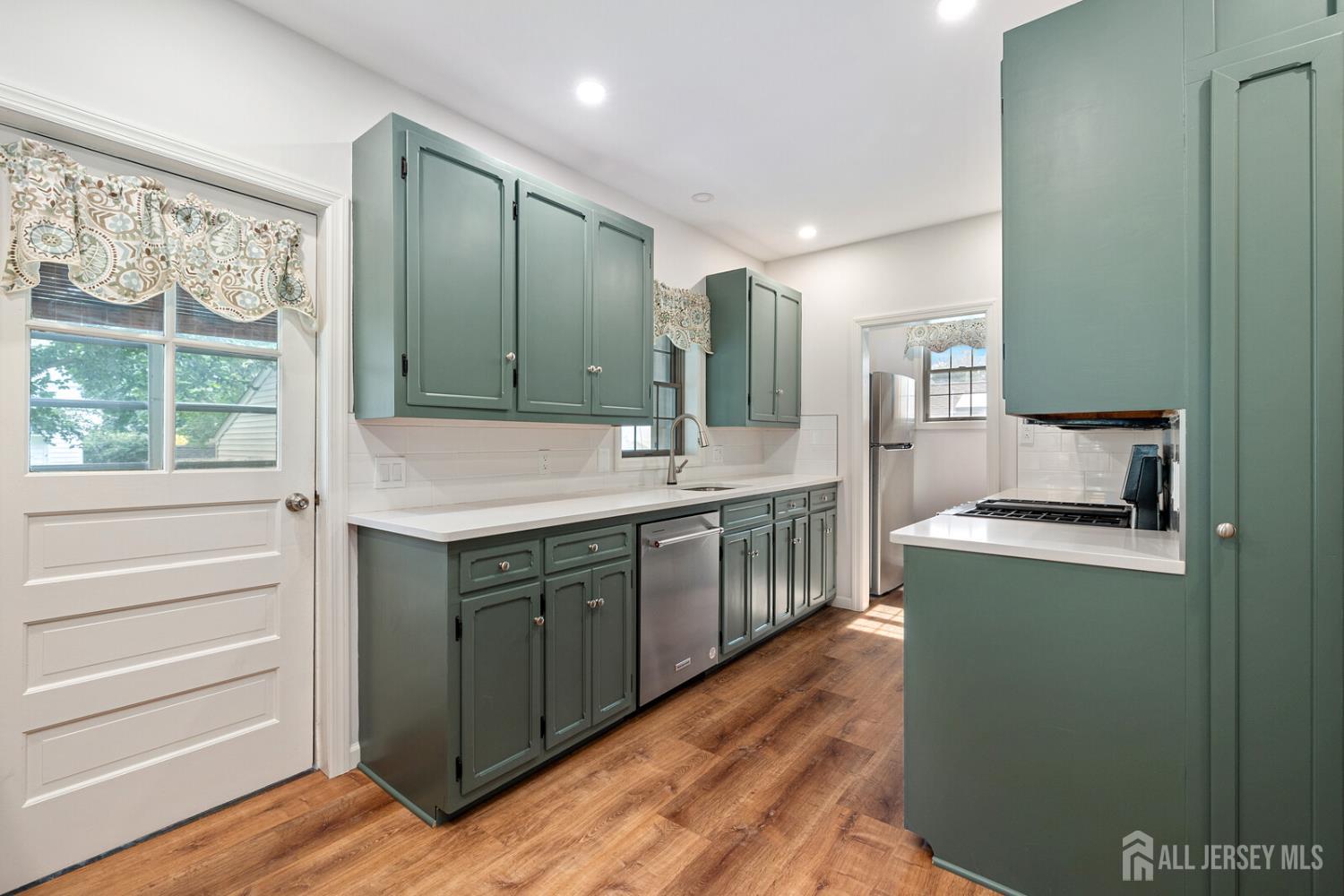 445 Mountain View Terrace Dunellen, NJ 08812 - Photo 5 of 39