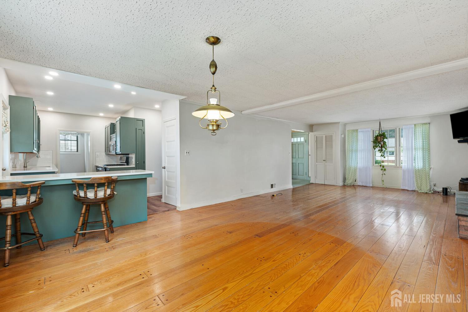 445 Mountain View Terrace Dunellen, NJ 08812 - Photo 7 of 39