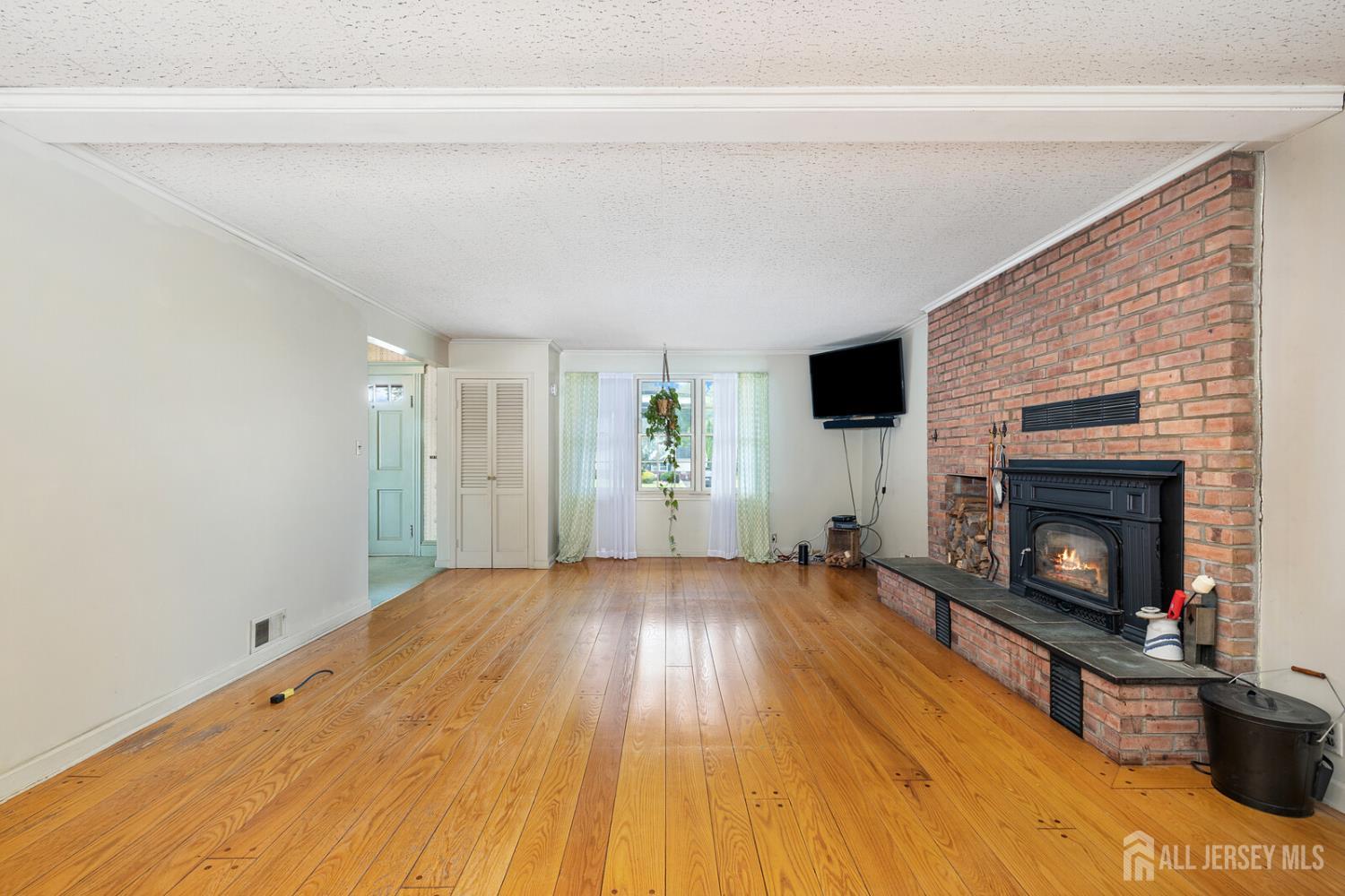 445 Mountain View Terrace Dunellen, NJ 08812 - Photo 9 of 39