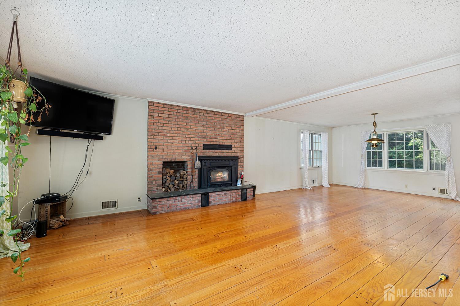 445 Mountain View Terrace Dunellen, NJ 08812 - Photo 10 of 39