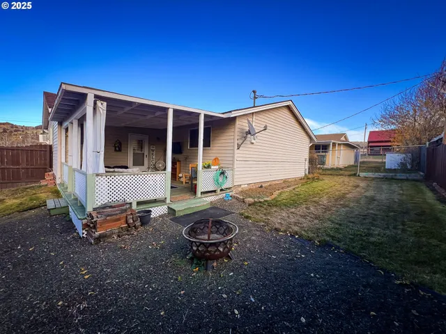 $275,000 | 1225 East B Street, Fossil, OR 97830