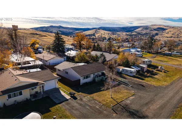 $275,000 | 1225 East B Street, Fossil, OR 97830