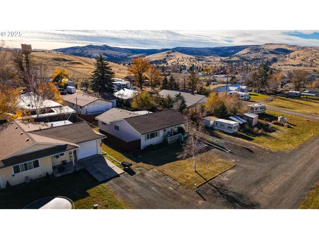 $275,000 | 1225 East B Street, Fossil, OR 97830