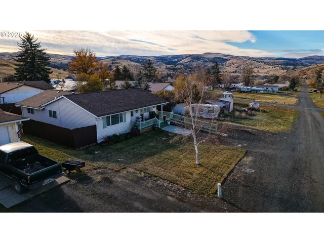 $275,000 | 1225 East B Street, Fossil, OR 97830