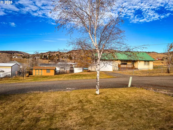 $275,000 | 1225 East B Street, Fossil, OR 97830