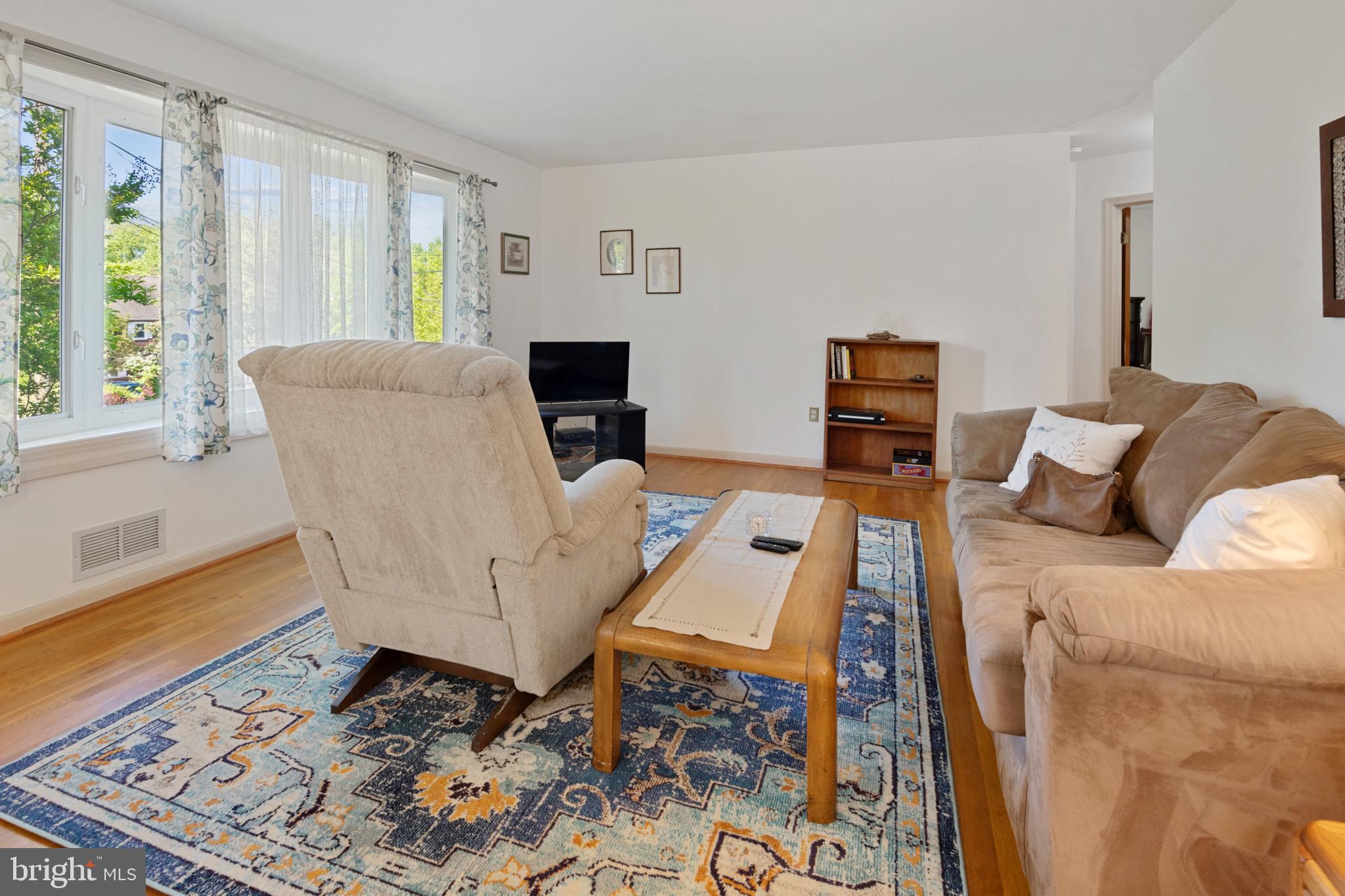 6220 Quebec Place Berwyn Heights, MD 20740 - Photo 5 of 44 Living Room
