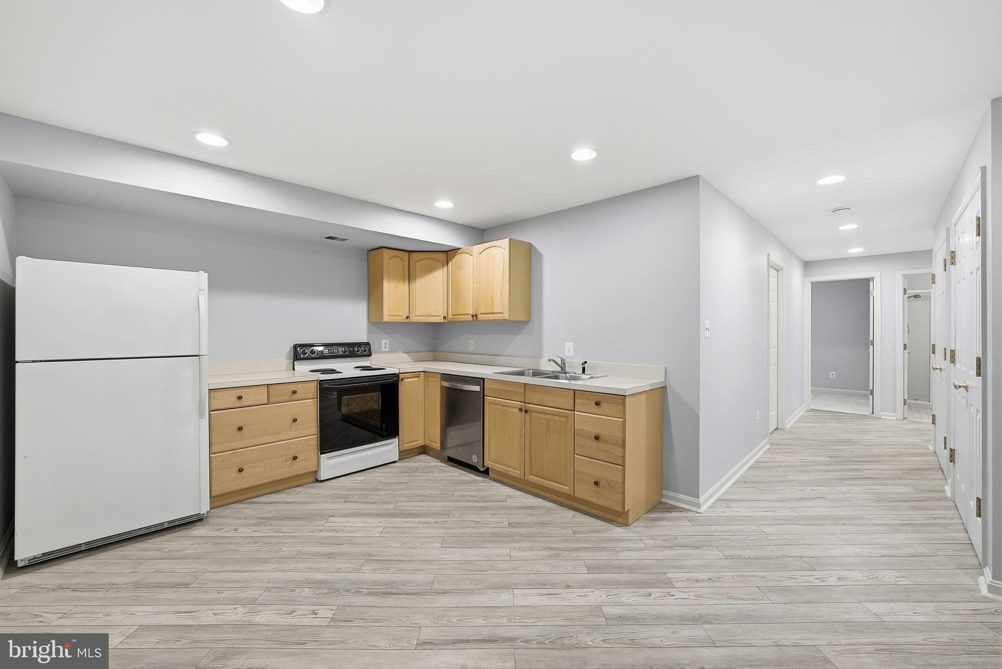12402 Brown Fox Way Reston, VA 20191 - Photo 42 of 52 a large kitchen with a white stove top oven and refrigerator