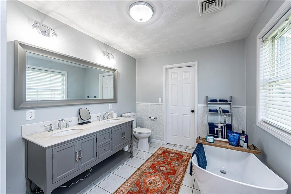 2149 Kingview Road Scottdale, PA 15683 - Photo 19 of 41 Ensuite bath