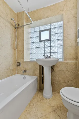 $1,727 | 4520 North Clarendon Avenue, Unit 502, Chicago, IL 60640