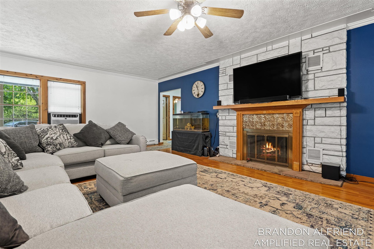 10226 Southwest Greenville Road Greenville, MI 48838 - Photo 4 of 62