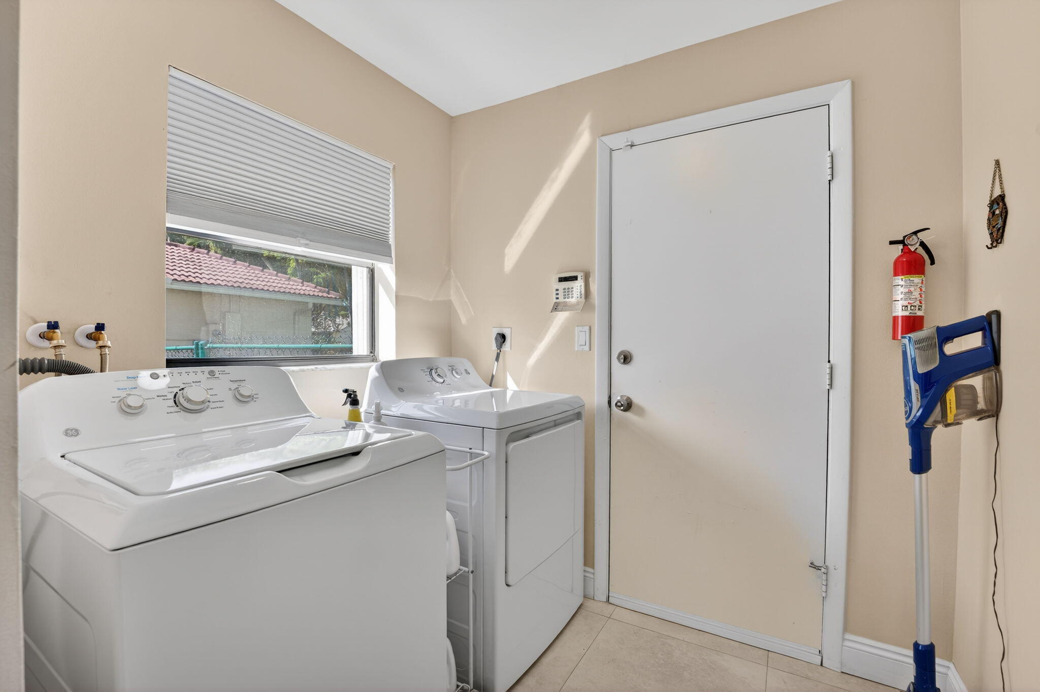 5111 Northwest 85th Road Coral Springs, FL 33067 - Photo 20 of 47 a en suite bathroom with a sink and mirror