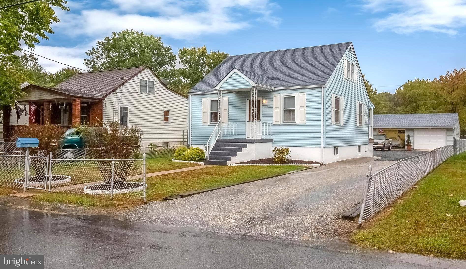 3BD/1BA CAPE COD w/COVERED FT PORCH & REAR DECK