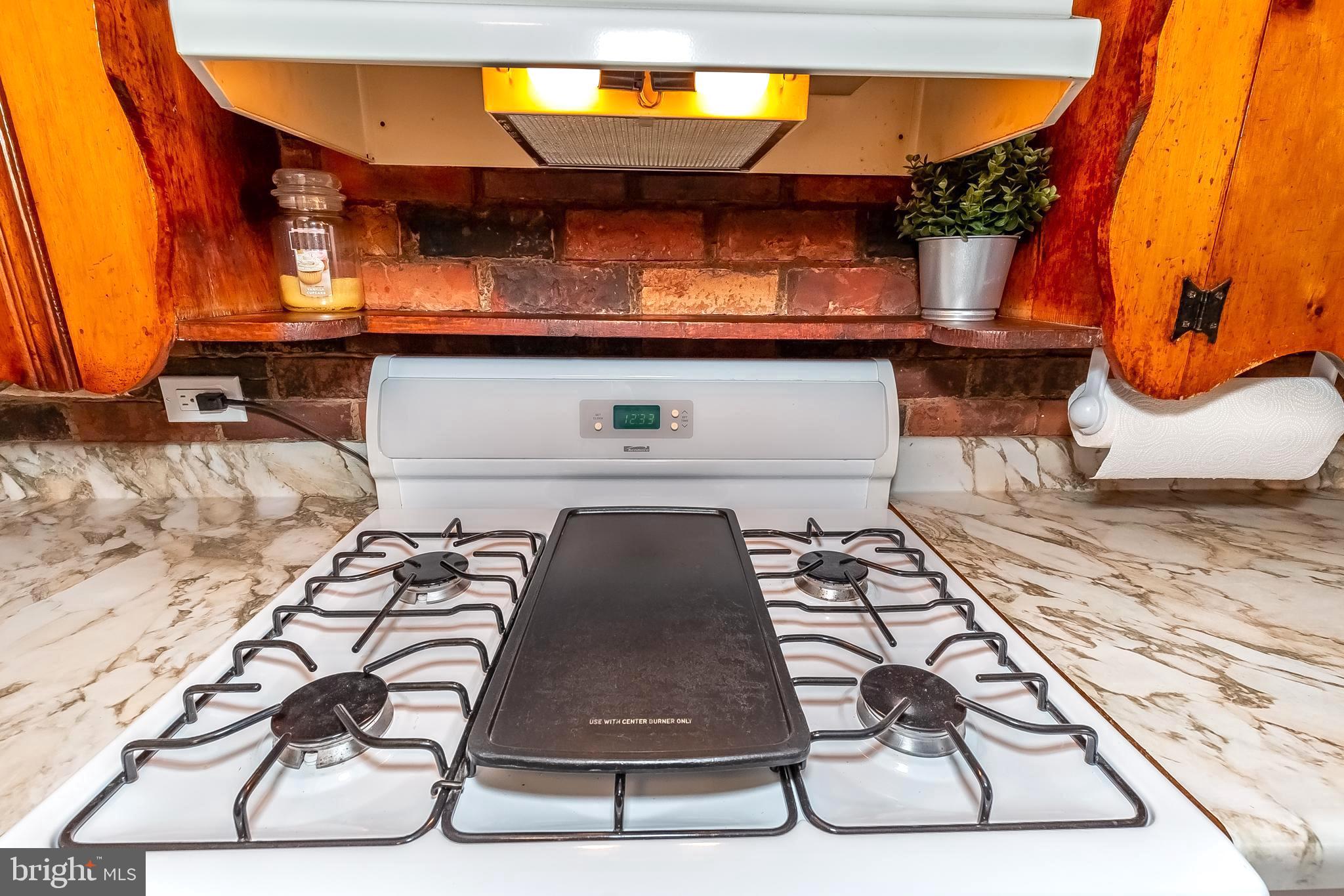 306 Sassafras Road Baltimore, MD 21221 - Photo 13 of 37 5-BURNER STOVE w/GRIDDLE