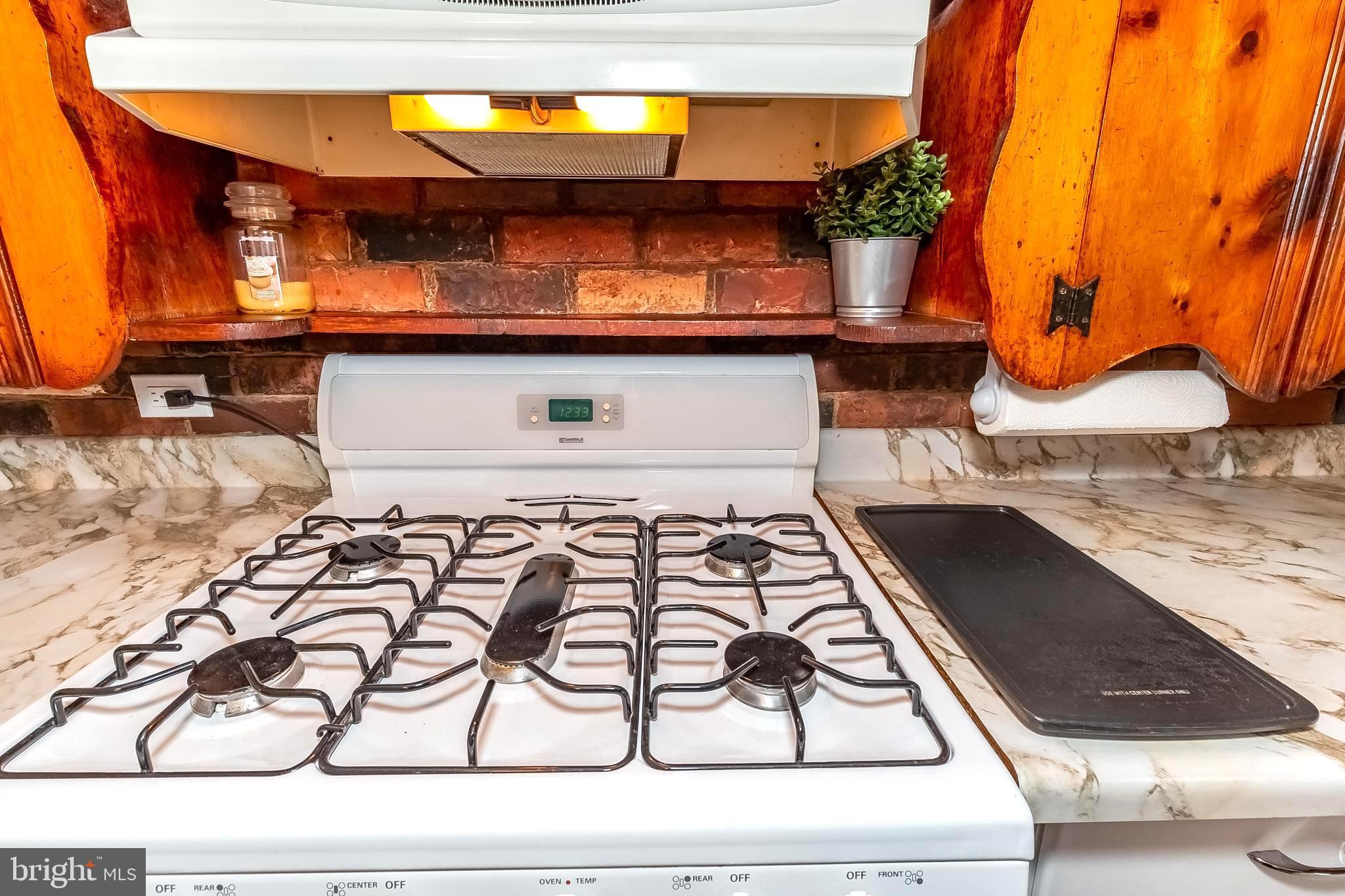 306 Sassafras Road Baltimore, MD 21221 - Photo 14 of 37 5-BURNER STOVE w/GRIDDLE