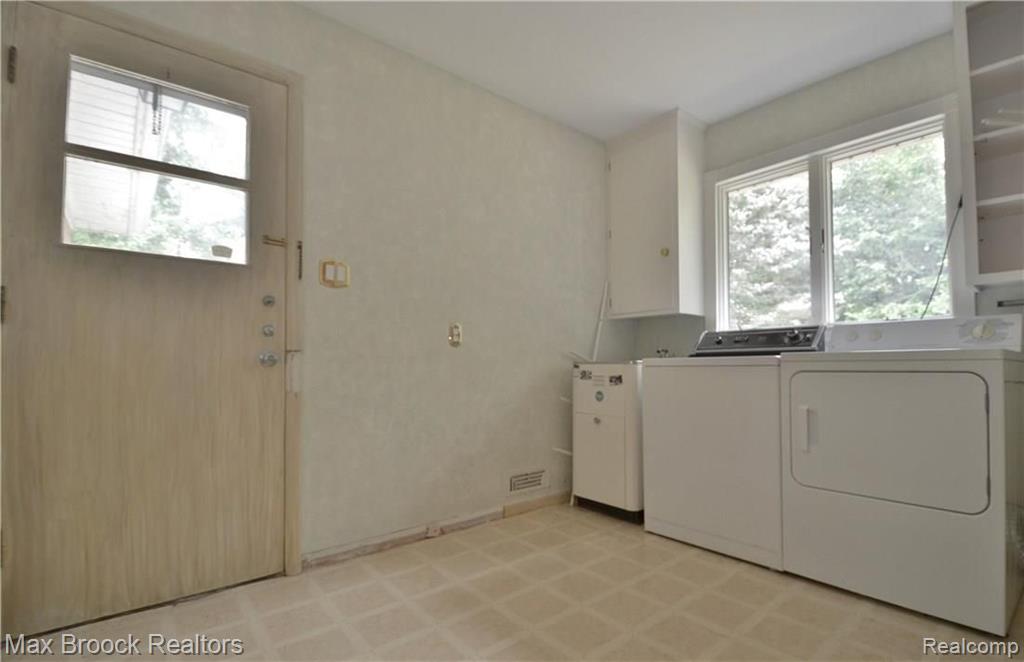 18900 Riverside Drive Beverly Hills, MI 48025 - Photo 9 of 19