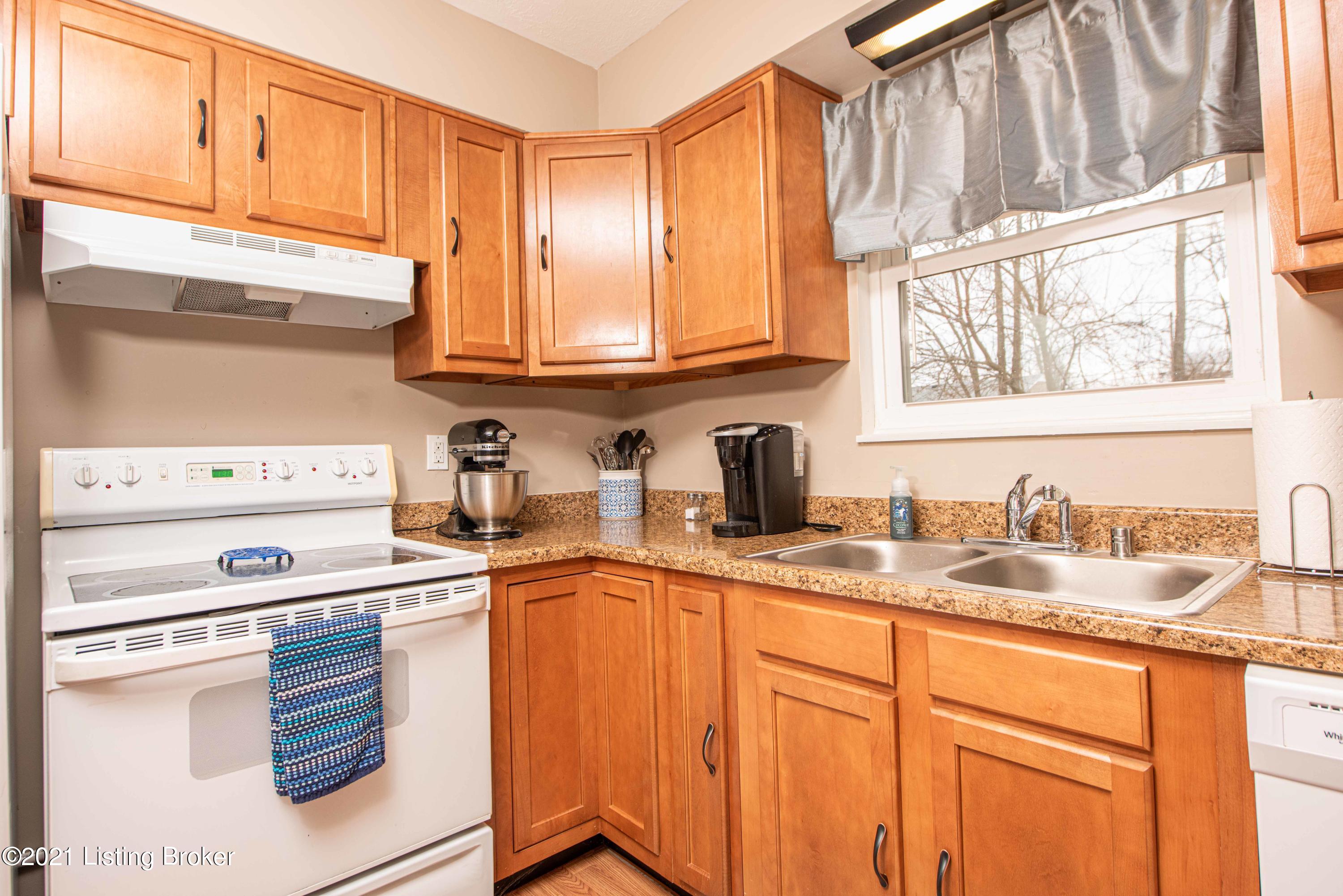 152 Beechland Road Louisville, KY 40229 - Photo 11 of 30 DSC_2276
