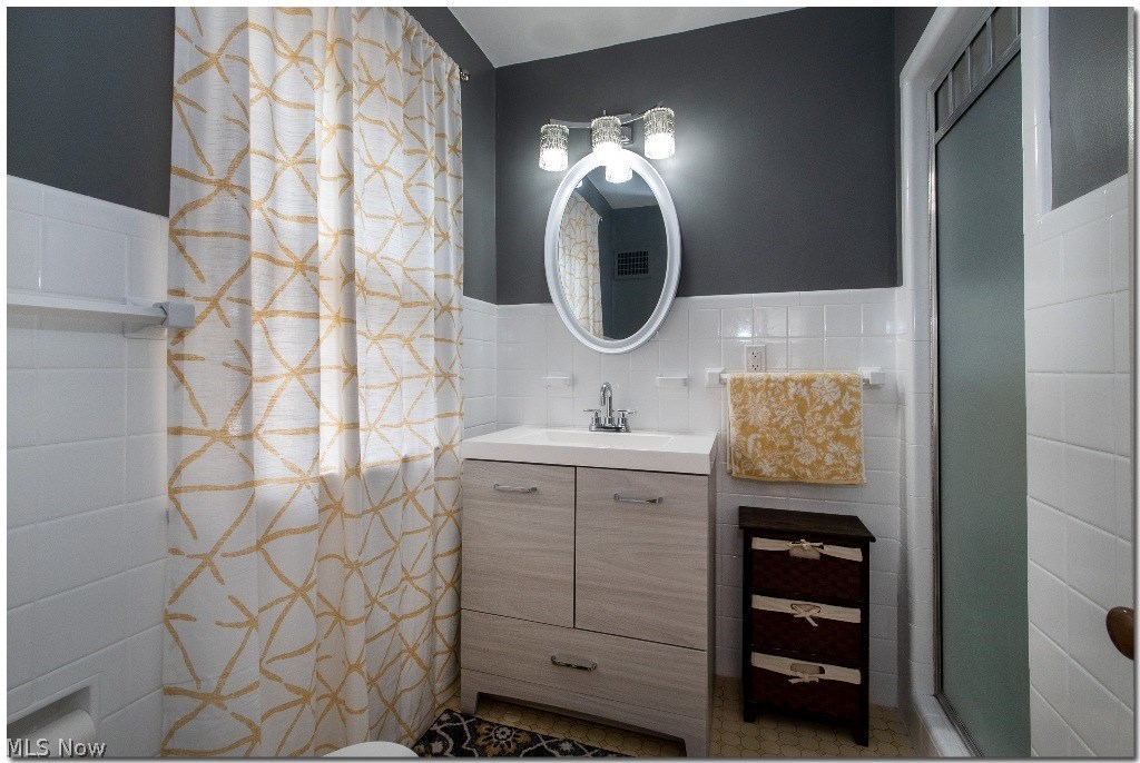 3626 Sutherland Road Shaker Heights, OH 44122 - Photo 12 of 26 Beautiful Updated Master Bathroom with New Vanity