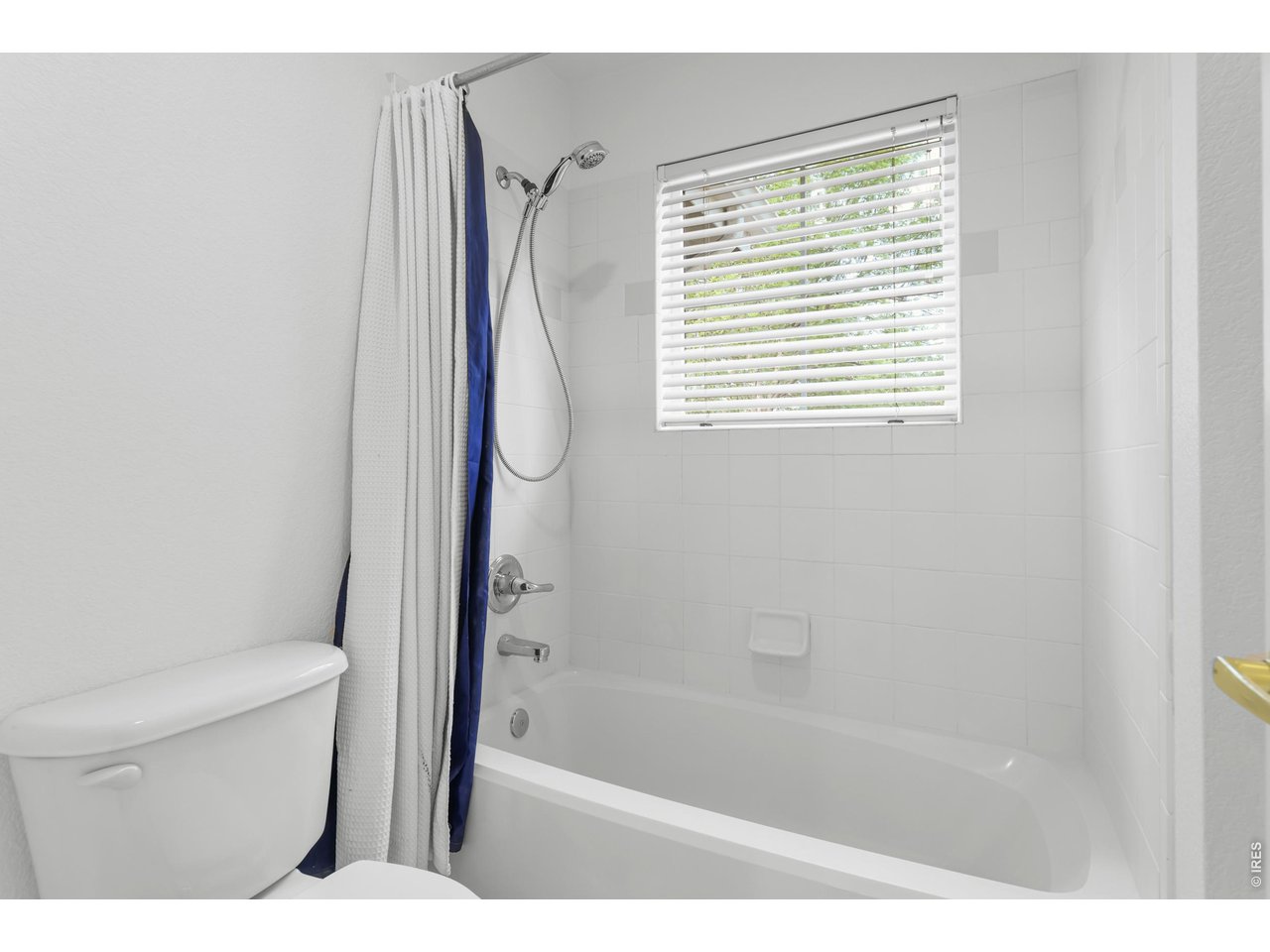 658 Wild Ridge Circle Lafayette, CO 80026 - Photo 22 of 39 Clean and functional full bathroom