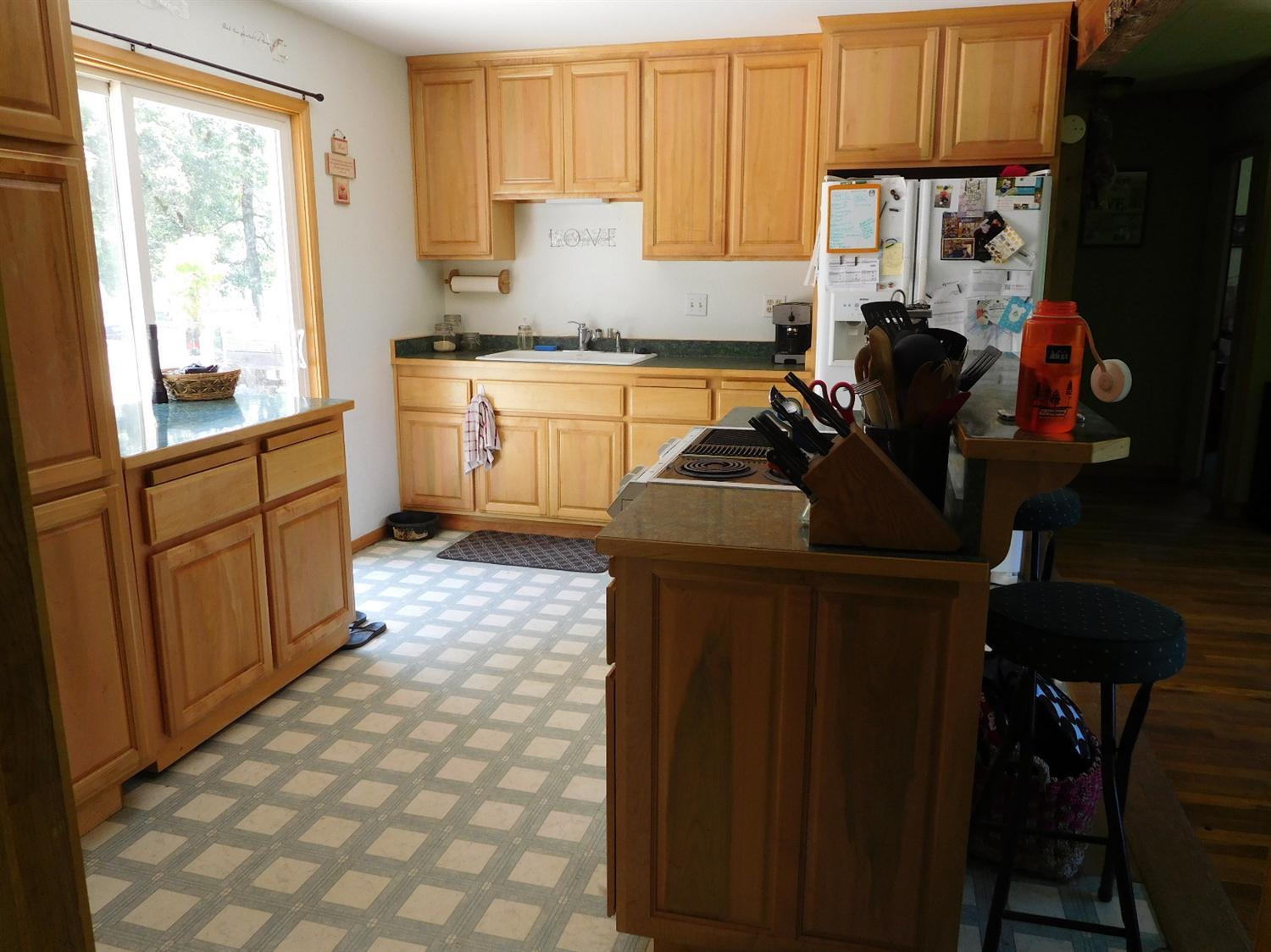 Very nice kitchen, with newer cabinets,