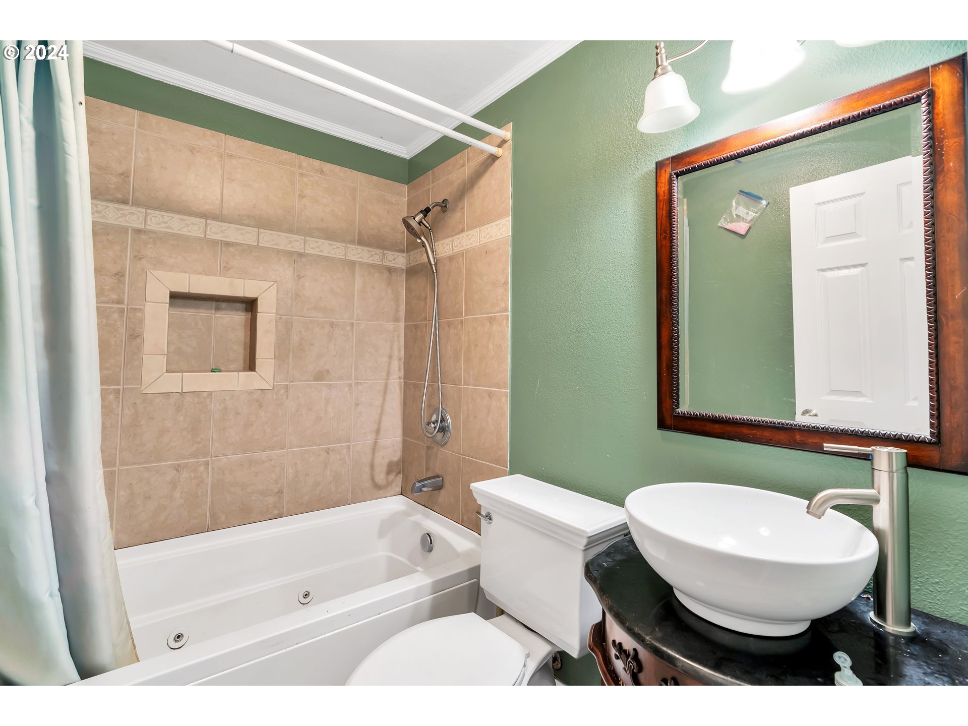 822 Olson Road Longview, WA 98632 - Photo 14 of 27 a bathroom with a sink a toilet a mirror and bathtub
