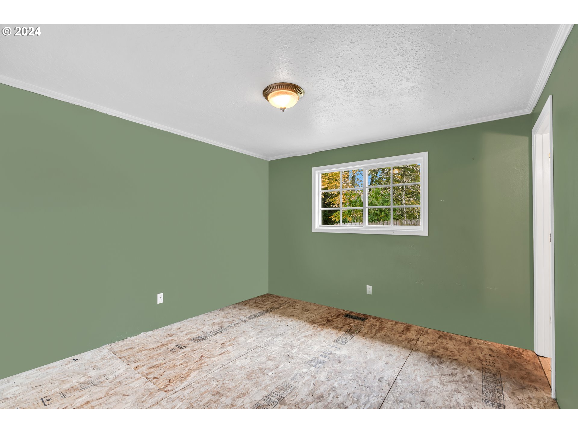 822 Olson Road Longview, WA 98632 - Photo 19 of 27 a view of a room with a air conditioner and windows