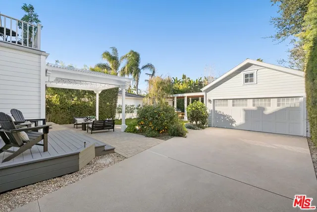 a view of a house with backyard and porch