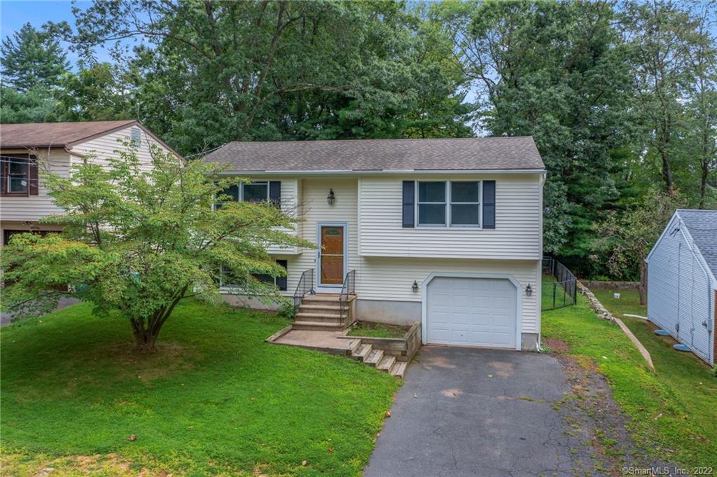 Welcome to 43 Litchfield Rd in Farmington