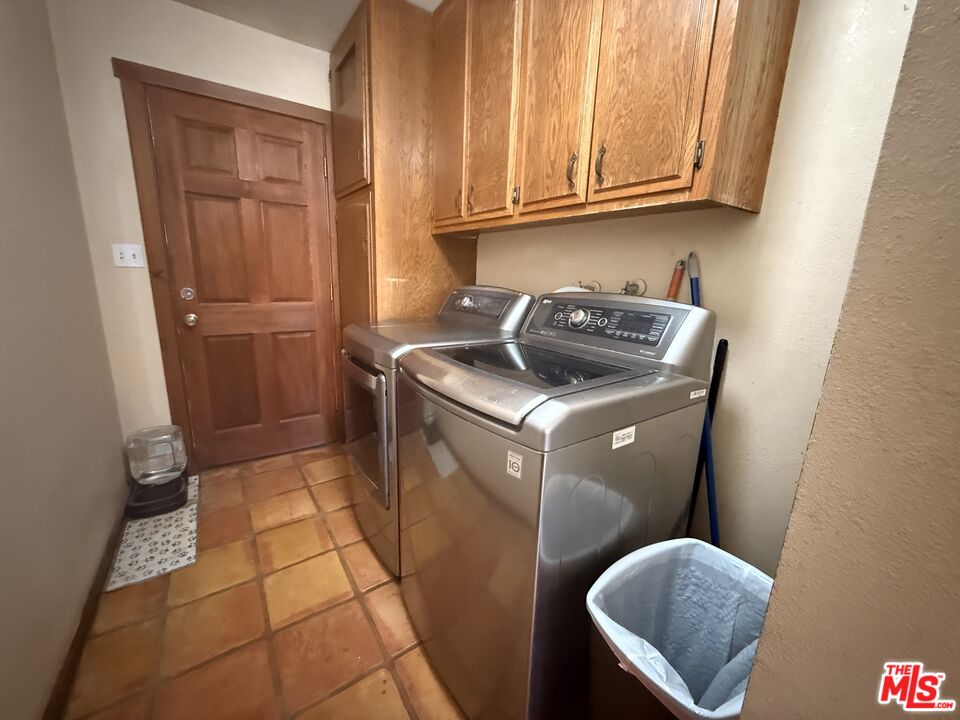 33931 Hanawalt Road Agua Dulce, CA 91390 - Photo 17 of 22 a bathroom with a sink toilet and tub
