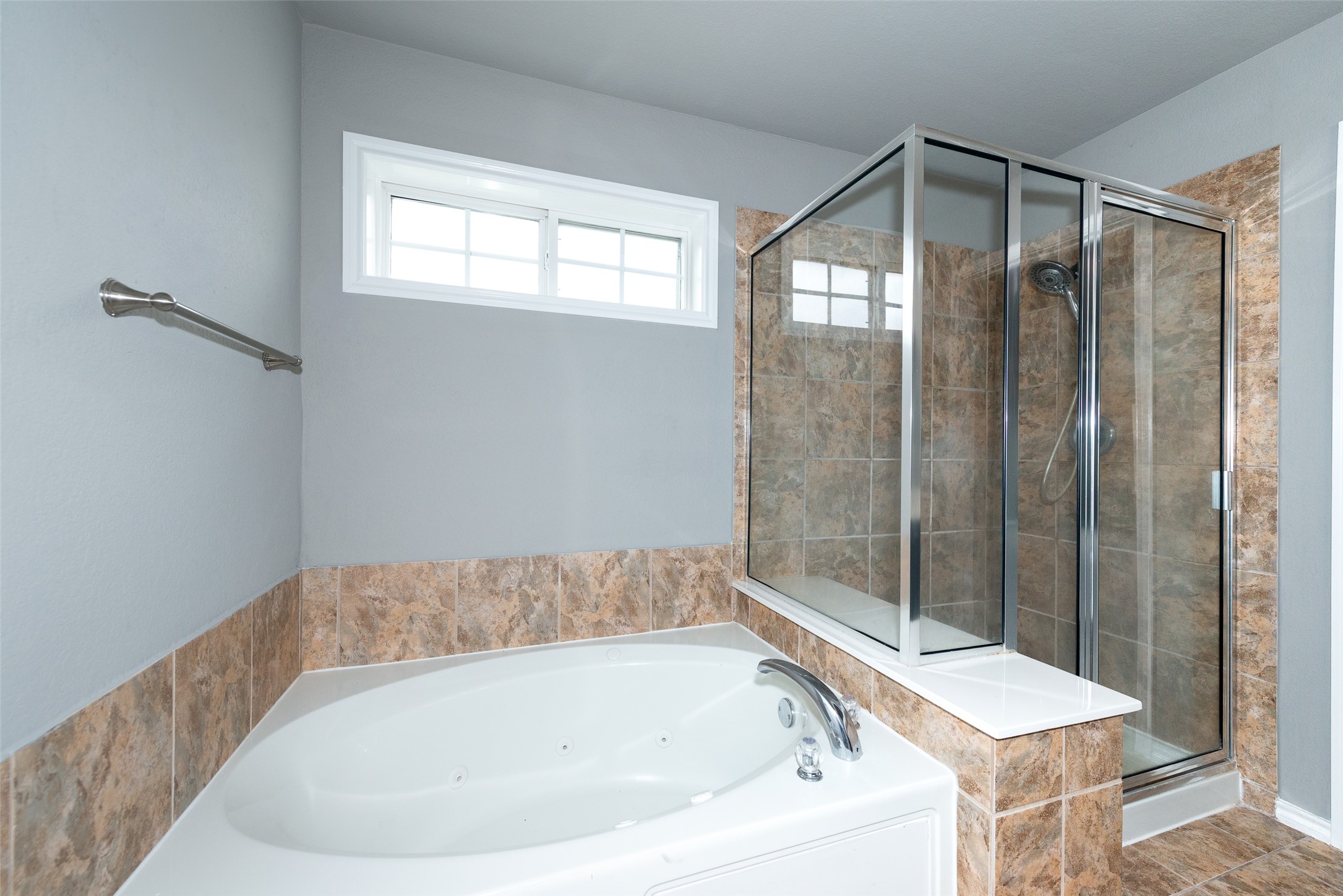 184 Tulip Cove Kyle, TX 78640 - Photo 21 of 40 a bathroom with a bathtub and shower