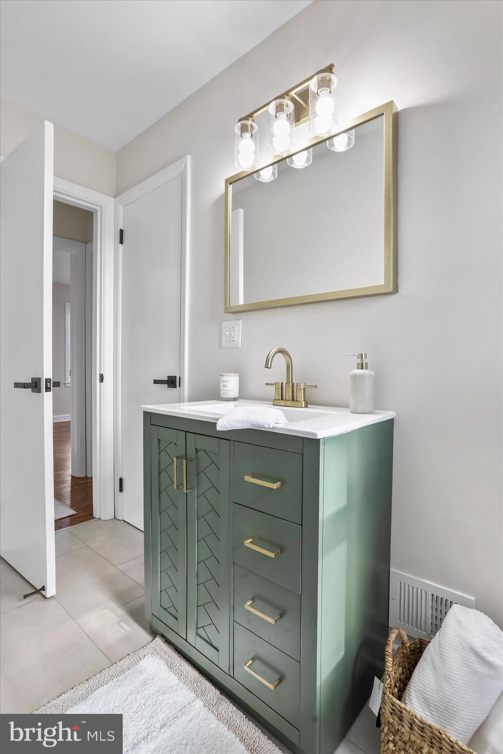 10 Linden Boulevard Middletown, MD 21769 - Photo 15 of 28 a bathroom with a sink vanity and mirror