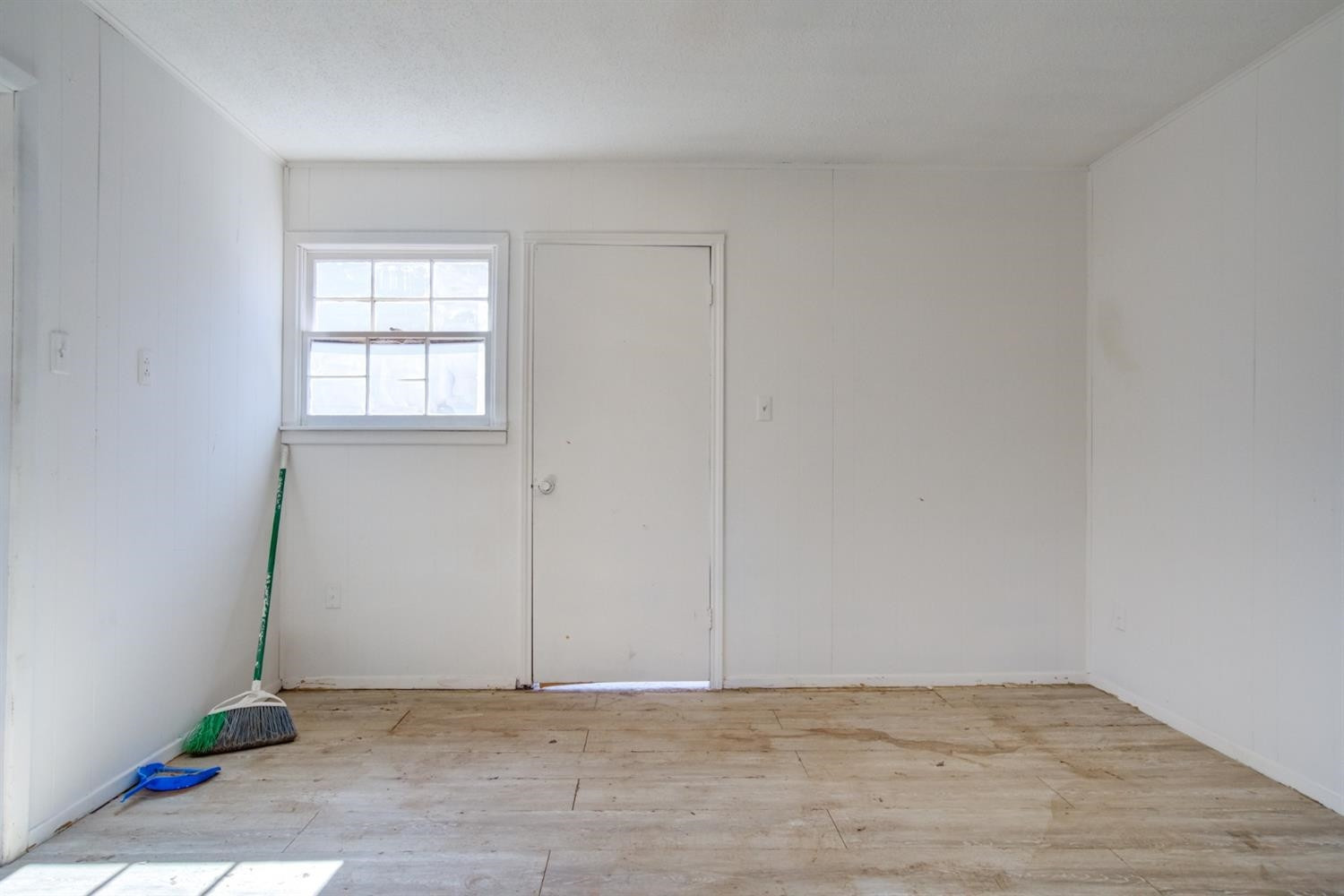 526 53rd Street Lubbock, TX 79404 - Photo 26 of 28 an empty room with window