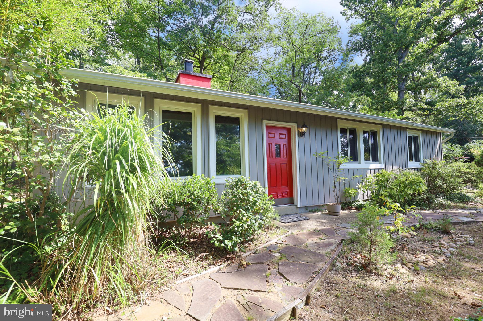 7817 Fort Hunt Road Alexandria, VA 22308 - Photo 3 of 51 Landscaping Galore!
