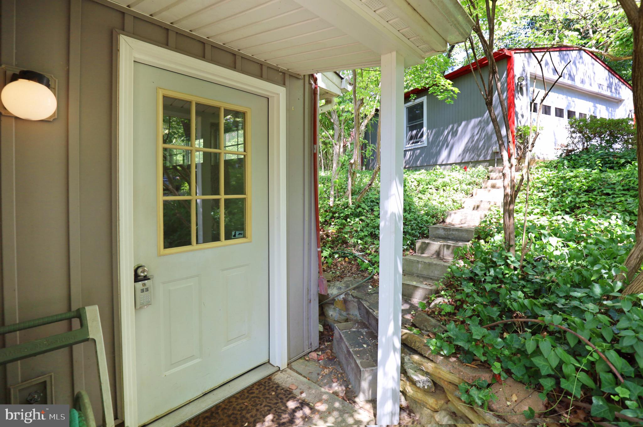 7817 Fort Hunt Road Alexandria, VA 22308 - Photo 36 of 51 Side Entrance