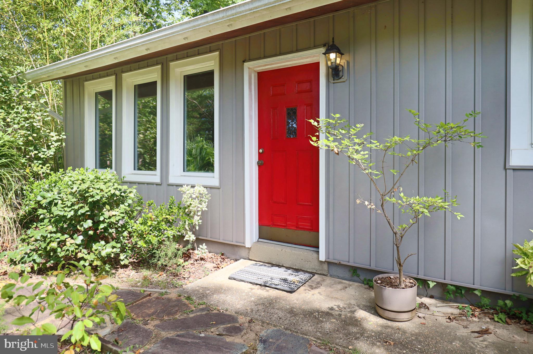 7817 Fort Hunt Road Alexandria, VA 22308 - Photo 4 of 51 Front Entrance