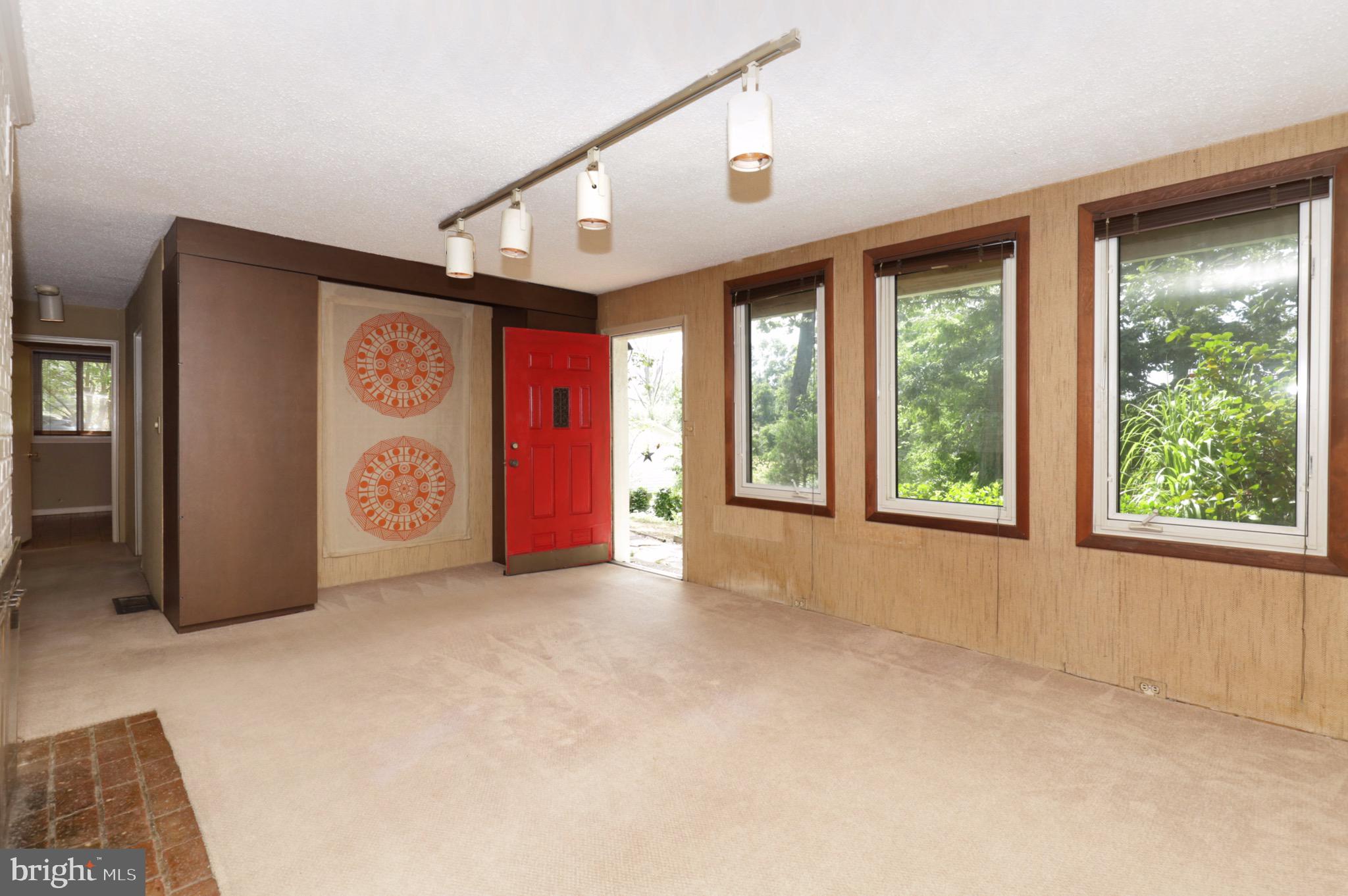 7817 Fort Hunt Road Alexandria, VA 22308 - Photo 5 of 51 Living Room